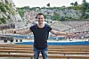 Alexander Klaws steht zwischen den Sitzreihen des Amphitheaters der Karl-May-Spiele in Bad Segeberg.