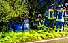 Feuerwehrleute am Unfallort auf der Kreisstraße 122 in Husby bei Flensburg.