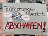 Die Demonstranten fordern außerdem eine Abschaffung des Fütterungsverbots - die Tauben würden auf der Suche nach Futter durch den Bahnhof laufen, „nicht zum Spazieren“, so Andrea Scholl vom Stadttauben-Verein.