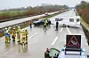 Einsatzkräfte vor dem Wohnwagen-Gespann.