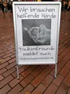 Ein Aufsteller bei der Mahnwache für Stadttauben.