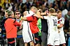Joachim Löw und Toni Kroos umarmen sich nach ihrem WM-Titel.