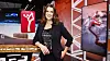 Katarina Witt in einem TV-Studio am Tisch stehend