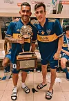 Nicolas Capaldo mit Carlos Tevez und einem Pokal
