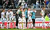 Die Gladbach-Profis stehen enttäuscht vor der Gästekurve im Millerntor-Stadion
