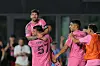 Marcelo Weigandt jubelt mit Lionel Messi