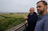 Peter Tschentscher (l, SPD), Erster Bürgermeister und Präsident des Senats der Freien und Hansestadt Hamburg, steht neben Christian Griebel, Inselwart der Insel Neuwerk, auf dem Leuchtturm der Nordsee-Insel Neuwerk.