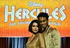 Stehen nah beieinander, im Hintergrund der Hercules-Schriftzug