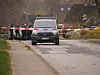 Die Polizei hat den Bereich um den Tatort in Schackendorf (Kreis Segeberg) abgesperrt.