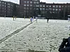 Die weißen Linien des HEBC-Platzes wurden in einer Unterbrechung vom Schnee befreit.