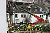 Sieben Menschen werden bei dem Wohnungsbrand verletzt.