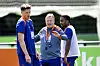 Ronald Koeman geht zwischen die Spieler.
