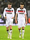 Hauke Wahl und Karol Mets diskutieren im Spiel gegen RB Leipzig