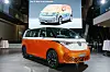 Ein elektrischer Volkswagen ID.Buzz wird während einer Präsentation vorgestellt.