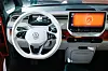 Das Cockpit eines elektrischen Volkswagen ID.Buzz ist während einer Präsentation zu sehen.