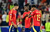 Álvaro Morata (l.) wird bei der EM von Nico Williams (M.) und Lamine Yamal flankiert.