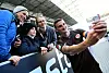 Wird wohl auch am Sonntag noch das ein oder andere Selfie schießen: Philipp Ziereis verlässt St. Pauli nach neun Jahren.