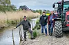 Jäger Gerald Eggers, Jörg Froh von der Bergedorfer CDU und Landwirt Heinz Wulff begutachten die Nutria-Schäden.