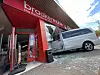Auto fährt in Bäckerei