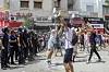 Polizisten stehen Demonstranten in Tunesien gegenüber.