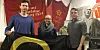 Mit einer Fahne der rechtsextremen Identitären Bewegung posiert Linken-Politiker Tom Radtke (links im Bild) an der Ernst Thälman-Gedenkstätte.