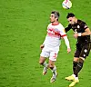 Fin Bartels und Leart Paqarada im Kopfballduell
