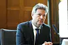 Robert Hobeck sitz vor einem Mikrofon.