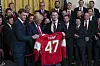Matthew Tkachuk überreicht Präsident Donald Trump ein Trikot