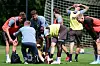 Lukas Daschner sitzt mit kaputtem Knie am Boden, wird umsorgt.
