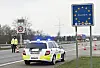 Ein Auto der dänischen Polizei steht mit Blaulicht an der Grenze zwischen Deutschland und Dänemark. (Symbolbild)