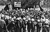 Am 8. Juni 1986 haben Polizisten am Heiligengeistfeld unterhalb des Hochbunkers Feldstraße Atomkraft-Gegner „eingekesselt“.