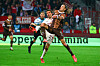 Jackson Irvine im Zweikampf mit Thomas Müller