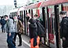 Menschen steigen aus einer S-Bahn (Symbolbild)
