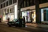 Ein Audi 80 steht vor dem zerstörten Schaufenster von Chanel am Neuen Wall