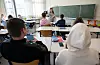Eine Lehrerin unterrichtet eine Klasse
