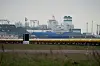 Das schwimmende LNG-Terminal «Höegh Gannet» liegt am Kai des Industriehafens.