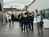 Polizisten und Mitarbeiter des Bezirksamt auf einem Hof an der Billstraße.