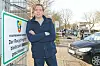 Blonder Mann mit dunkelblauem Parka