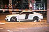 Der blutige Bentley steht auf der Straße.