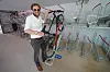 Verkehrssenator Anjes Tjarks (Grüne) bei der Eröffnung des Fahrradparkhauses an der Kellinghusenstraße im Jahr 2021.
