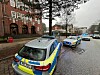 Streifenwagen vor dem Schulgelände in Wandsbek.