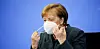Bundeskanzlerin Angela Merkel (CDU) nimmt nach den Verhandlungen von Bund und Ländern ihre Maske ab.