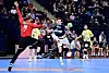 Thies Bergemann im Duell mit dem gegnerischen Keeper Genz