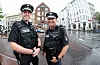 Seit 2015 benutzt die Hamburger Polizei Bodycams. Hier stellen Hauptkommissar Christian Hölzemer (l.) und Oberkommissar Kai Ruge die Technik vor. (Archivbild)