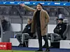 Bruno Labbadia von Hertha BSC steht gestikulierend am Spielfeldrand.