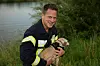 Feuerwehrmann Finn Gödecke mit dem geretteten Candy.