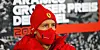 Beim Großen Preis der Eifel fährt Sebastian Vettel mit einem Helm in Erinnerung an die Erfolge von Michael Schumacher.