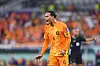 Niederlande-Kapitän Virgil Van Dijk dirigiert lautstark seine Teamkollegen.