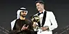 Bayern-Torjäger Robert Lewandowski mit Sheikh Hamdan Bin Mohammed Bin Rashid Al Maktoum und dem „Globe Soccer Award“ für den besten Spieler des Jahres.