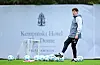 HSV-Trainer Merlin Polzin mit vielen Bällen auf dem Trainingsplatz in Belek.